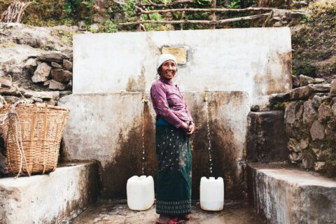 VcA_Nepal – Frau am Brunnen